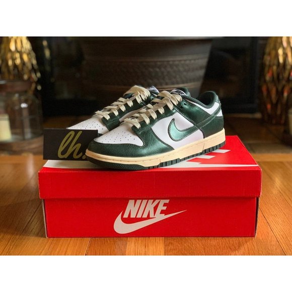 Size 7 w Nike Dunk Low "Vintage Green" - Picture 2 of 6